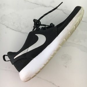 Nike black and white roshes